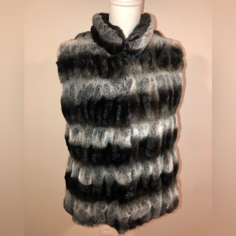 Jennifer Lopez‎ faux fur sz. M Jacket Vest